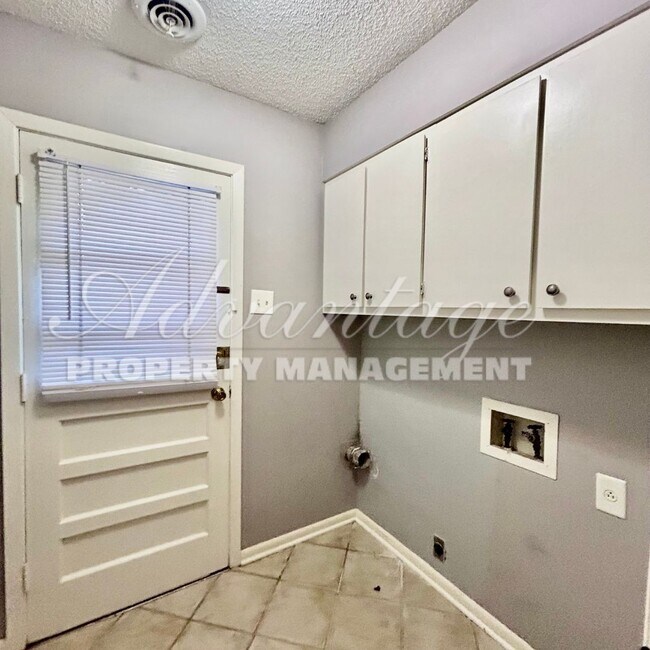 Building Photo - Charming Home off of Hwy 269 and Hwy 385 -...