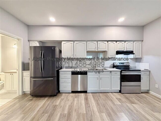 Building Photo - 3925 SW Pinewood Way