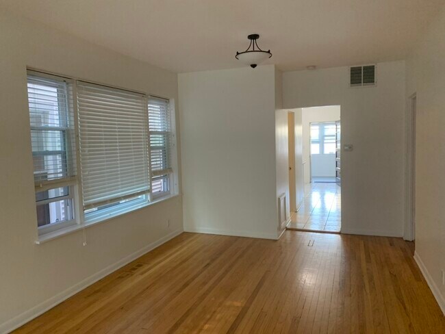 Building Photo - 3834 N Hermitage Ave