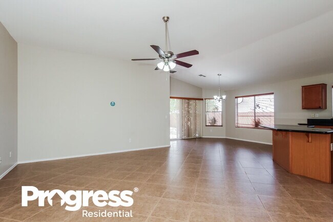 Foto del edificio - 7863 E Hampton Ave