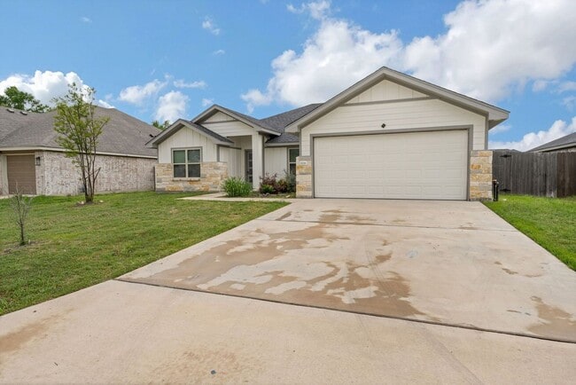 Building Photo - Spacious Farmhouse style 5BR House in Temp...