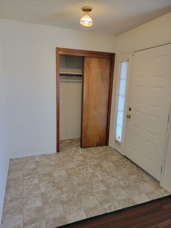 Building Photo - Adorable 4 Bedroom  2 Bathroom Home