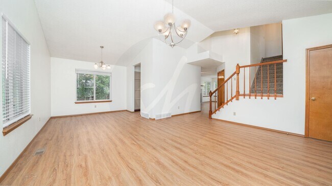 Foto del edificio - Updated two story in Stetson Hills