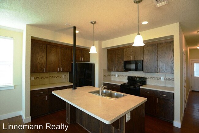 Building Photo - 3 br, 2.5 bath House - 2320 Verna Lee Blvd