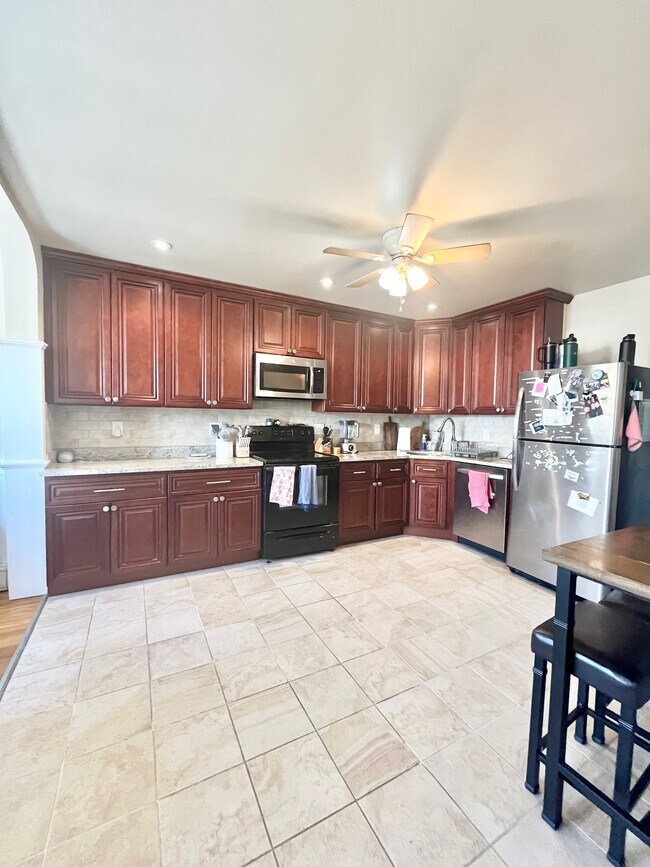 Foto del edificio - 716 E 6th St