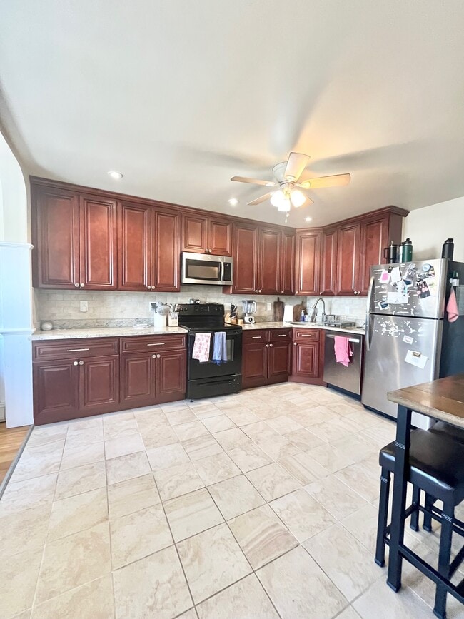 Building Photo - 716 E 6th St