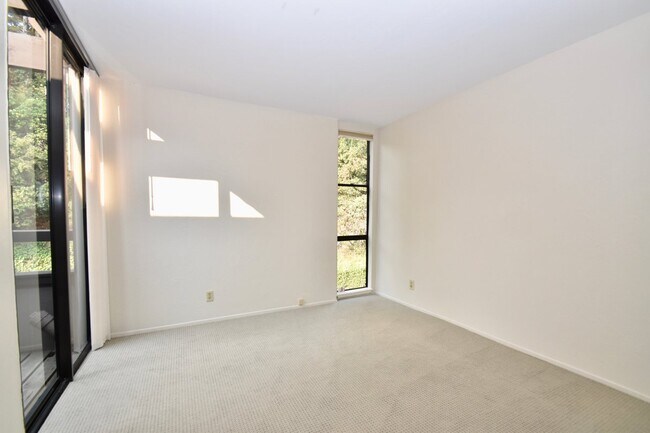 Building Photo - Upgraded Townhouse With Water Views!