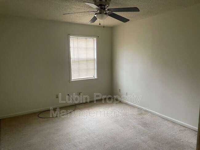 Building Photo - 1281 Royal Oaks Cove