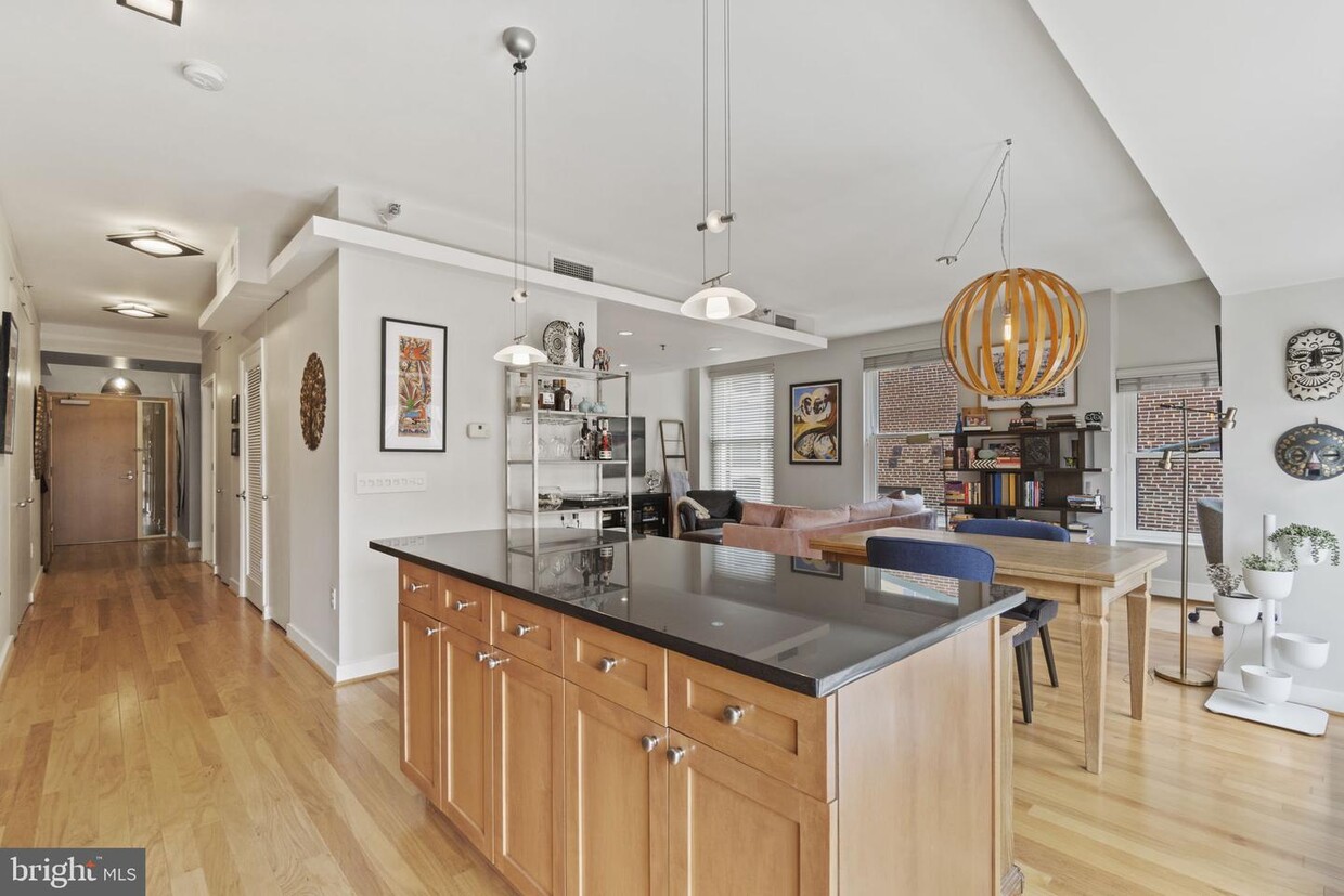 Primary Photo - 675 E St NW