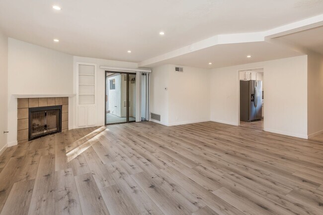 Foto del edificio - Spacious Mesa Condo with Full Two Car Attached Garage! Pet Friendly!