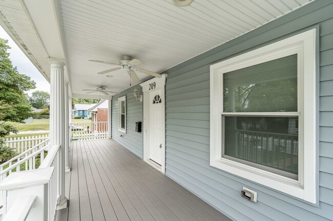 Foto del edificio - Lovely Craftsman Style Home For Rent