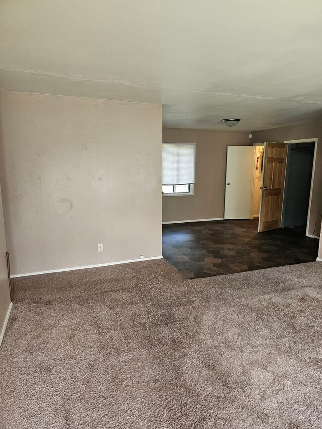Building Photo - 420 Edgeknoll Ln