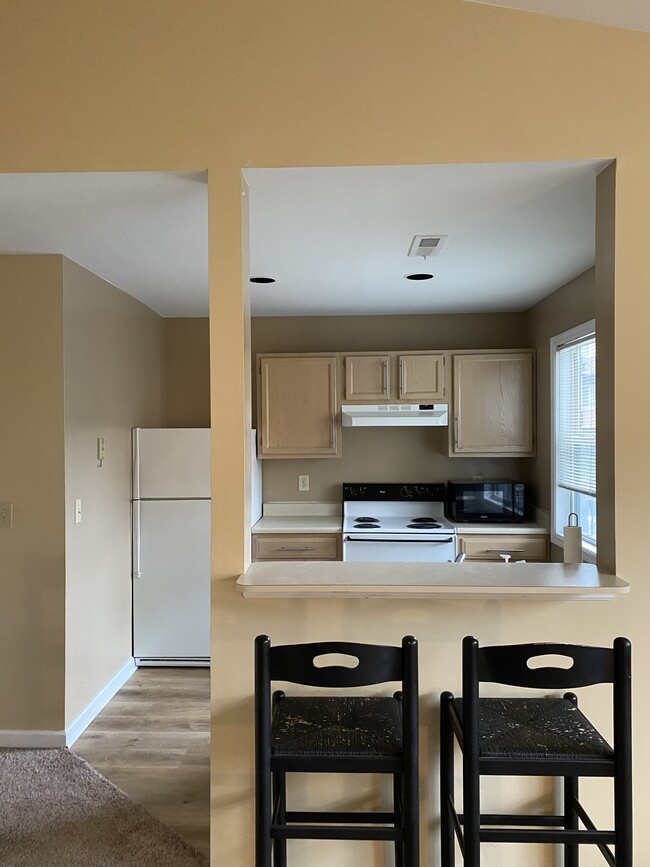 Kitchen & Eating Area - 3227 Bishop St