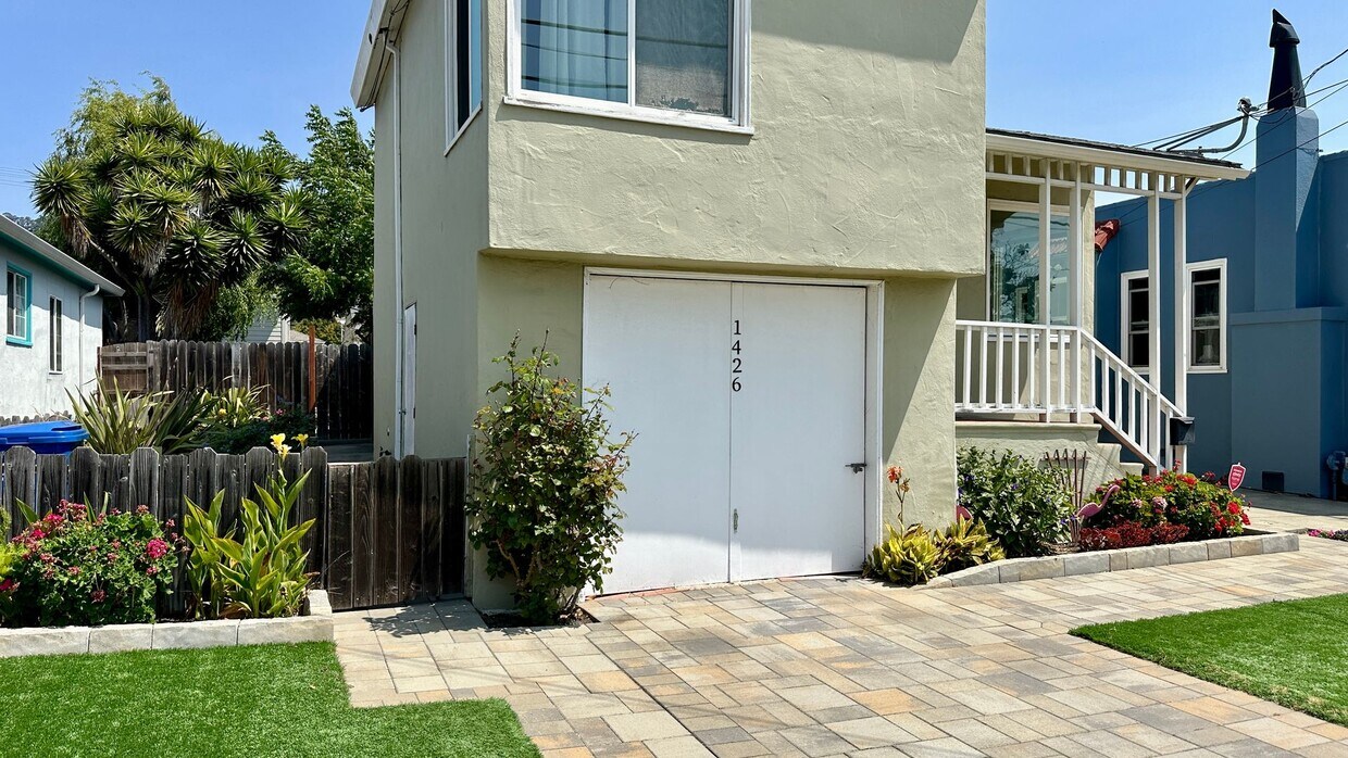 Primary Photo - Large & Sunny House & Backyard in a Tranqu...