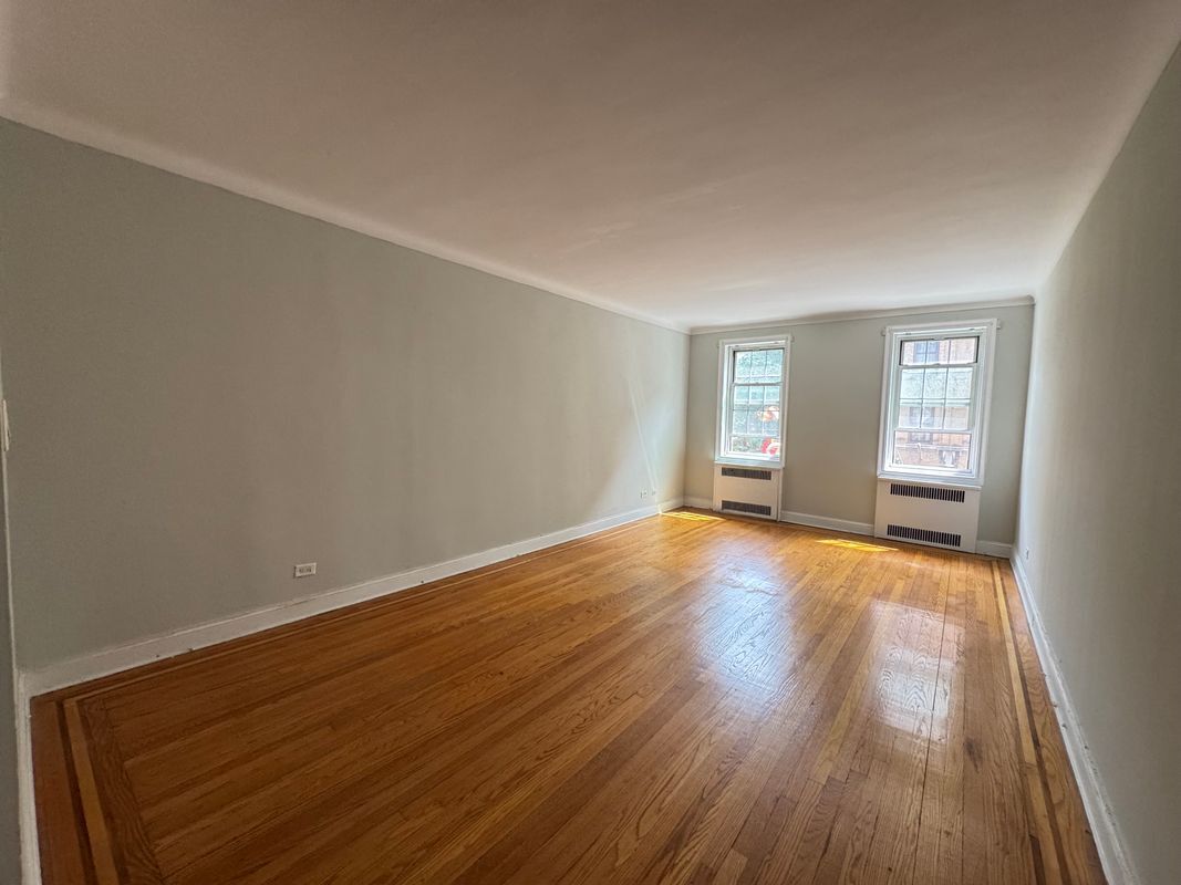 Foto principal - 35-30 81st St