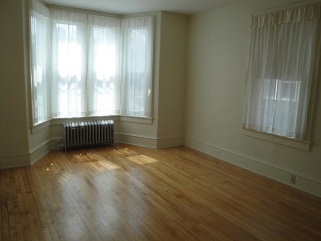 Building Photo - 67 Forest St