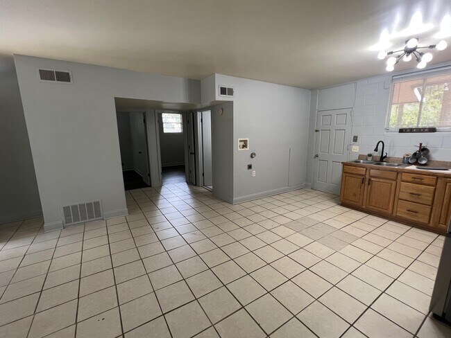 Building Photo - 170 Alexander St