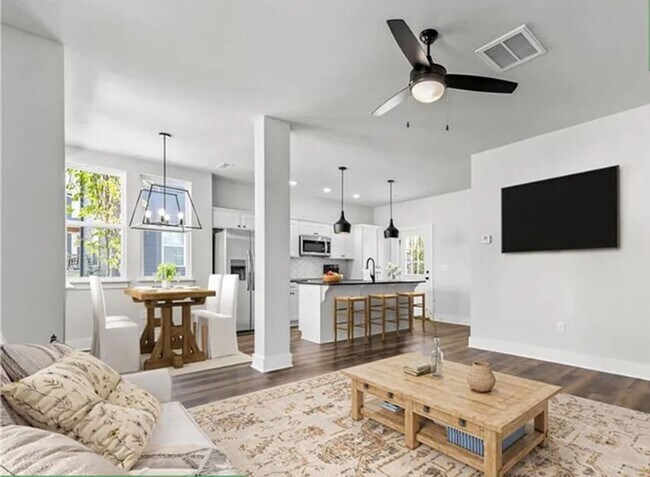Foto del edificio - Stunning 2 Bedroom Home- Practically New~!...