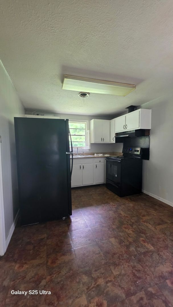Building Photo - Nice Home with Fenced Backyard