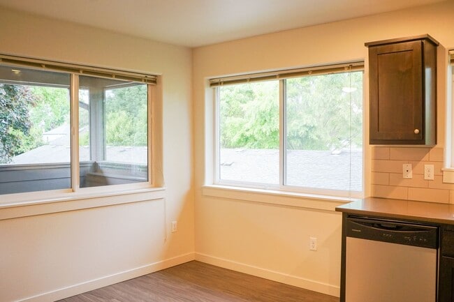 Building Photo - Contemporary Top-Floor Corner 2 Bedroom w/...