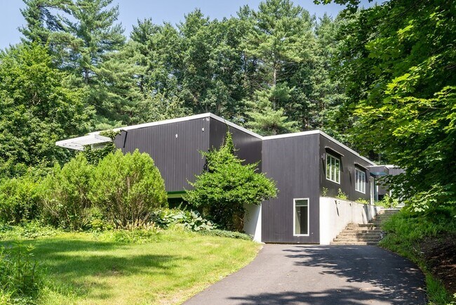 Foto del edificio - 19 Moose Hill Pkwy