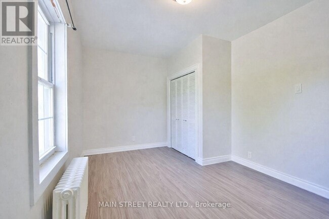 Building Photo - 280 Bells Ln