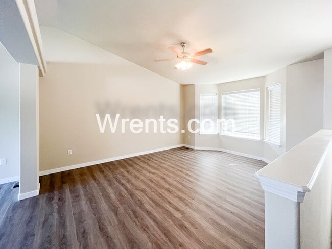 Building Photo - Beautiful home available Now!