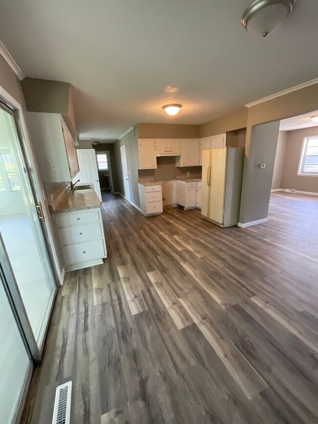 Building Photo - 3 bedroom 2 bathroom house for rent