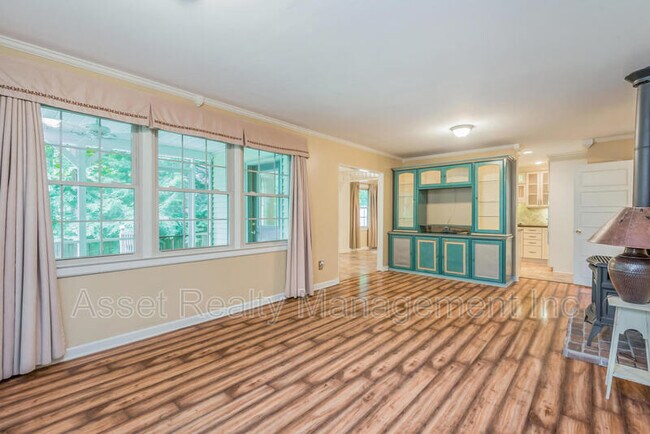 Building Photo - 1122 W Outer Dr