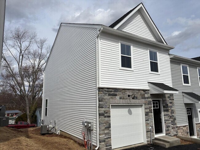 Foto del edificio - Brand new End Unit Spacious 3BR Townhome in Downingtown