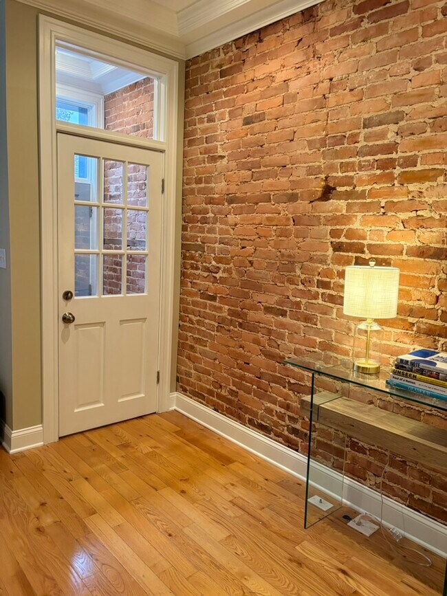 Foto del edificio - 143 N Kenwood Ave