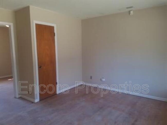 Foto del edificio - 2106 Wintergreen Pl