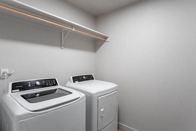 Building Photo - 3 Bedroom Townhome - Private backyard