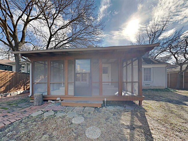 Building Photo - 3208 Lovers Ln