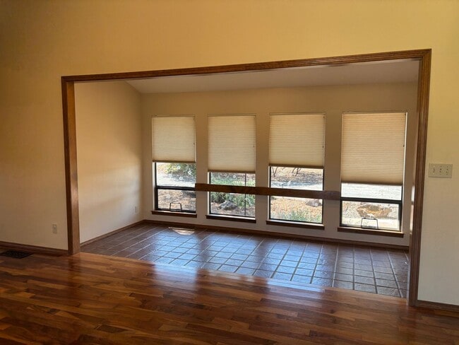 Foto del edificio - 6 Acres; 3 bedroom 2 bath plus bonus room ...