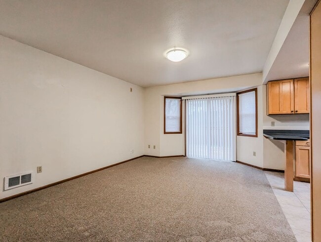 Building Photo - **Move-In Special** Beautiful 3 bed, 2.5 bath Rambler w/ New Carpet Throughout!