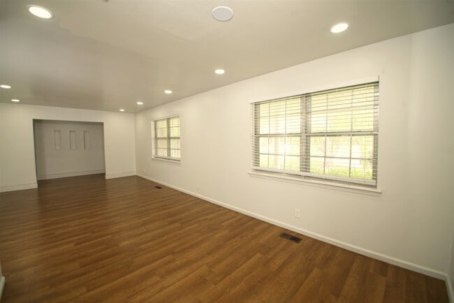 Building Photo - 5105 S Kingston Ave