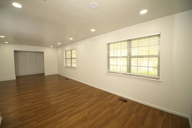 Foto del edificio - 5105 S Kingston Ave