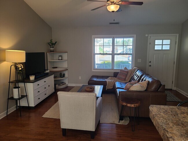Building Photo - 3 Bedroom, 2 bath home located in The Land...
