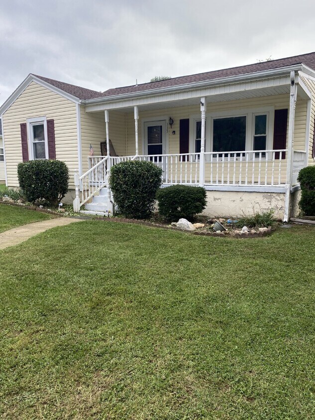 Primary Photo - Charming 2bd/1ba home on large lot! Pet fr...