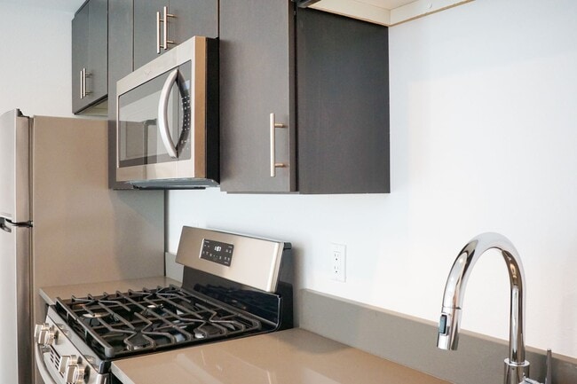 Foto del edificio - Modern & Sleek One-Bedroom Townhouse Ready...