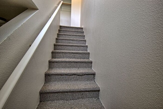 Building Photo - Townhome