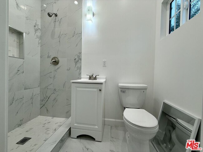 Foto del edificio - 7701 Vantage Ave