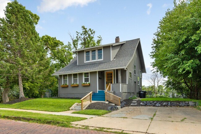 Building Photo - 3 Bedroom; 2 Bathroom near Hanscom Park!