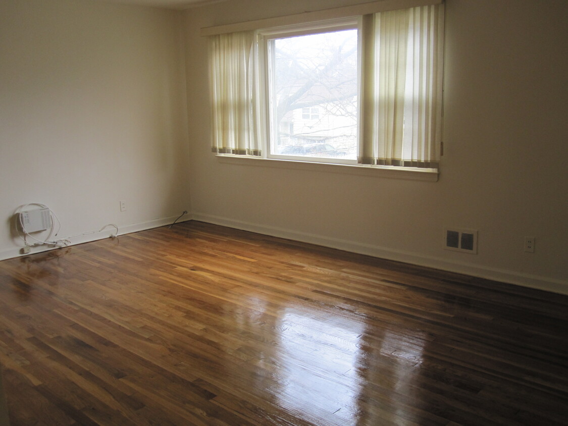 LARGE LIVING ROOM - 96 Porter Ave