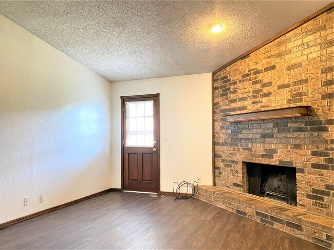 Building Photo - Spacious 3 Bed/2 Bath Duplex with Private ...