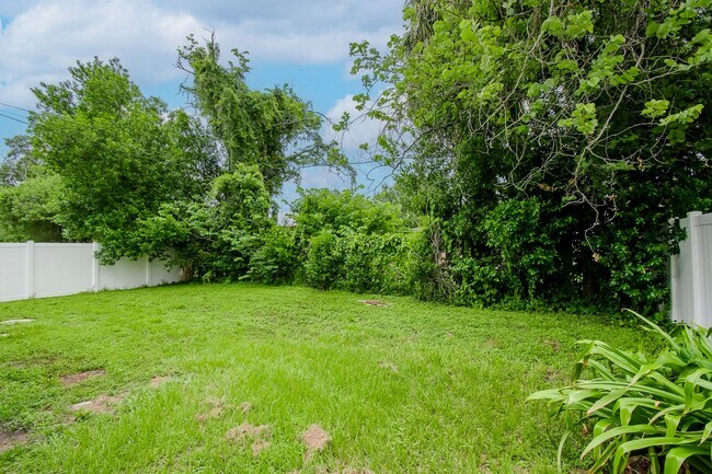 Photo - 2/1 Close to Downtown Tampa and University... House