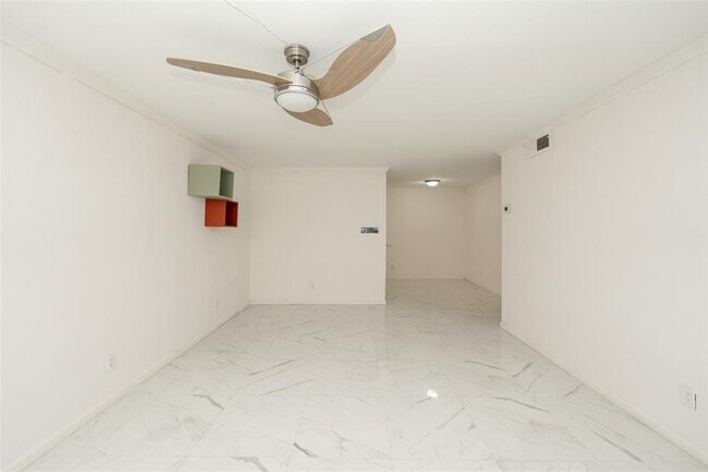Building Photo - 5550 N Braeswood Blvd