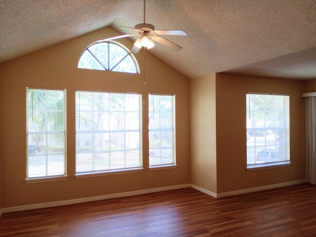 Foto del edificio - **For Sale w. Outside Agent** TW2127