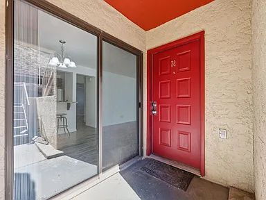 Building Photo - Beautifully remodeled and move in ready, this updated 1-bed, 2-bath condo sits in the heart of do...